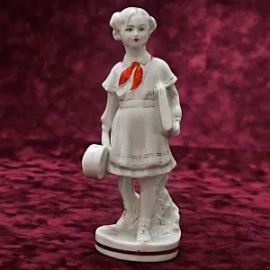 Коллекционная Фарфоровая статуэтка «Девочка Пионерка со скрипкой», «Красный фарфорист» Чудово, СССР -1958 год. 