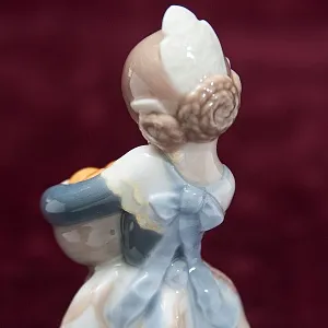 Коллекционная Фарфоровая статуэтка «Девочка из Валенсии» Lladro, Испания.