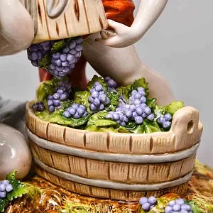 Антикварная Фарфоровая статуэтка «Урожай. Путти, собирающие виноград», Carl Thieme Германия.