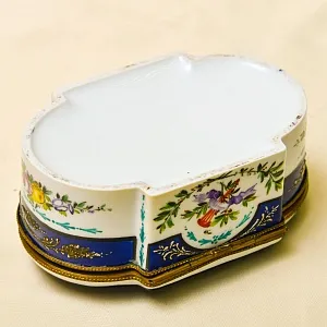 Винтажная Фарфоровая Шкатулка «БУКЕТ С РОЗАМИ», Франция - начало ХХ века.