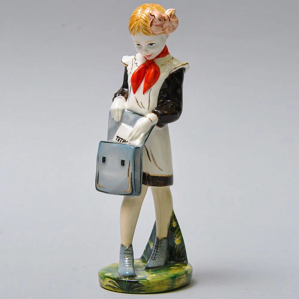 Авторская Коллекционная Фарфоровая Статуэтка «Школьница - Пионерка с портфелем», Россия.