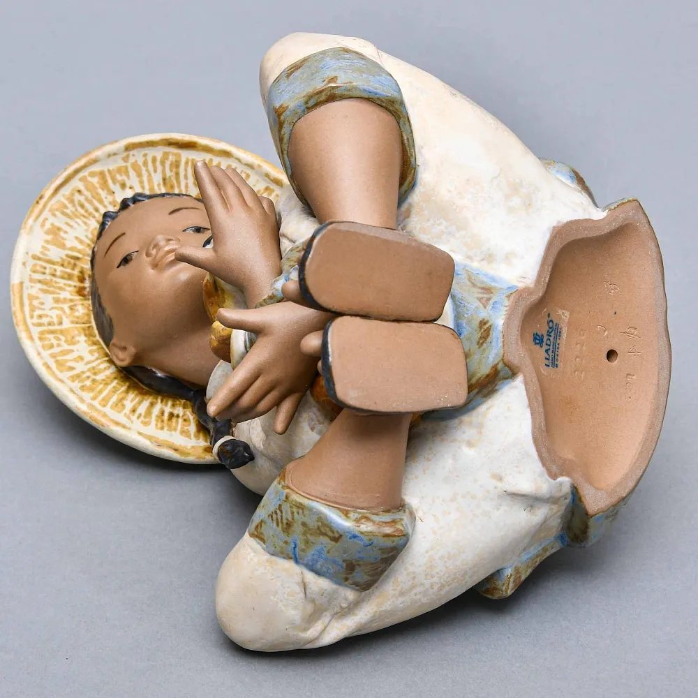 Коллекционная Фарфоровая статуэтка «Вьетнамский мальчик с собакой», Lladro Грес Испания, 1989 - 2006 годы.