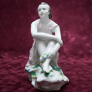 Коллекционная Фарфоровая Статуэтка «На отдыхе - девушка с букетом», ЛФЗ СССР -1963 г