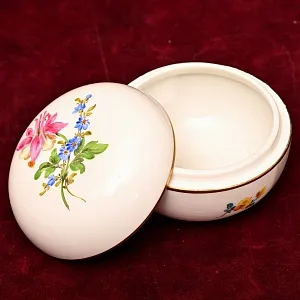Коллекционная Шкатулка - Бонбоньерка «ЦВЕТЫ», Фарфор MEISSEN, Германия - первая половина ХХ века.