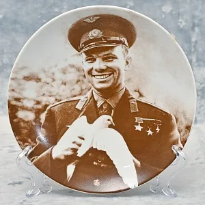 Коллекционная Авторская Фарфоровая Тарелка «Юрий Гагарин» из серии «Космос», Дулевский ФЗ, Россия.