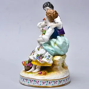 Антикварная Фарфоровая статуэтка «СВИДАНИЕ. ПТИЦА В РУКЕ», Aelteste Volkstedter Германия.