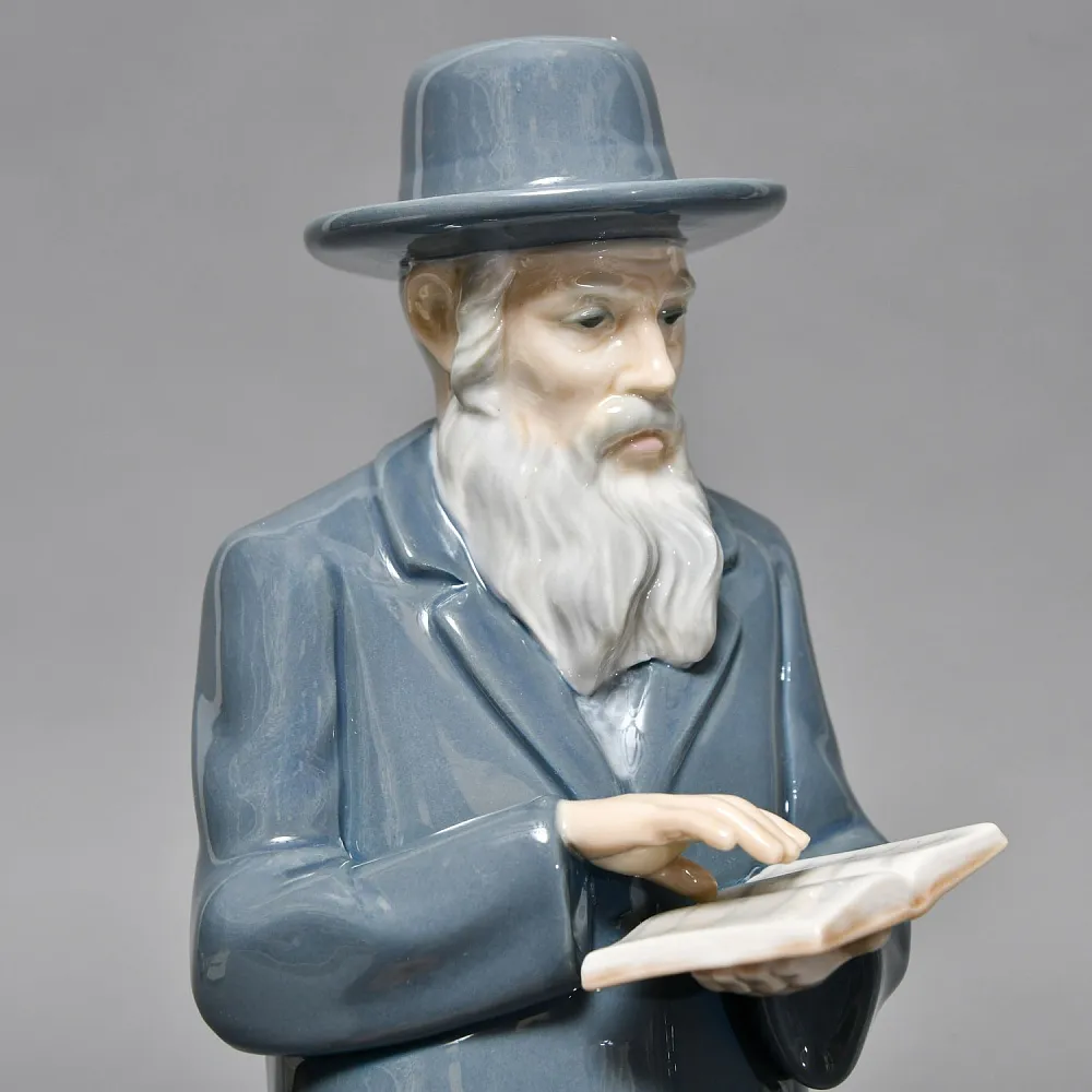 Коллекционная Фарфоровая статуэтка «Раввин. Ребе, читающий Тору», NAO by Lladro Испания.