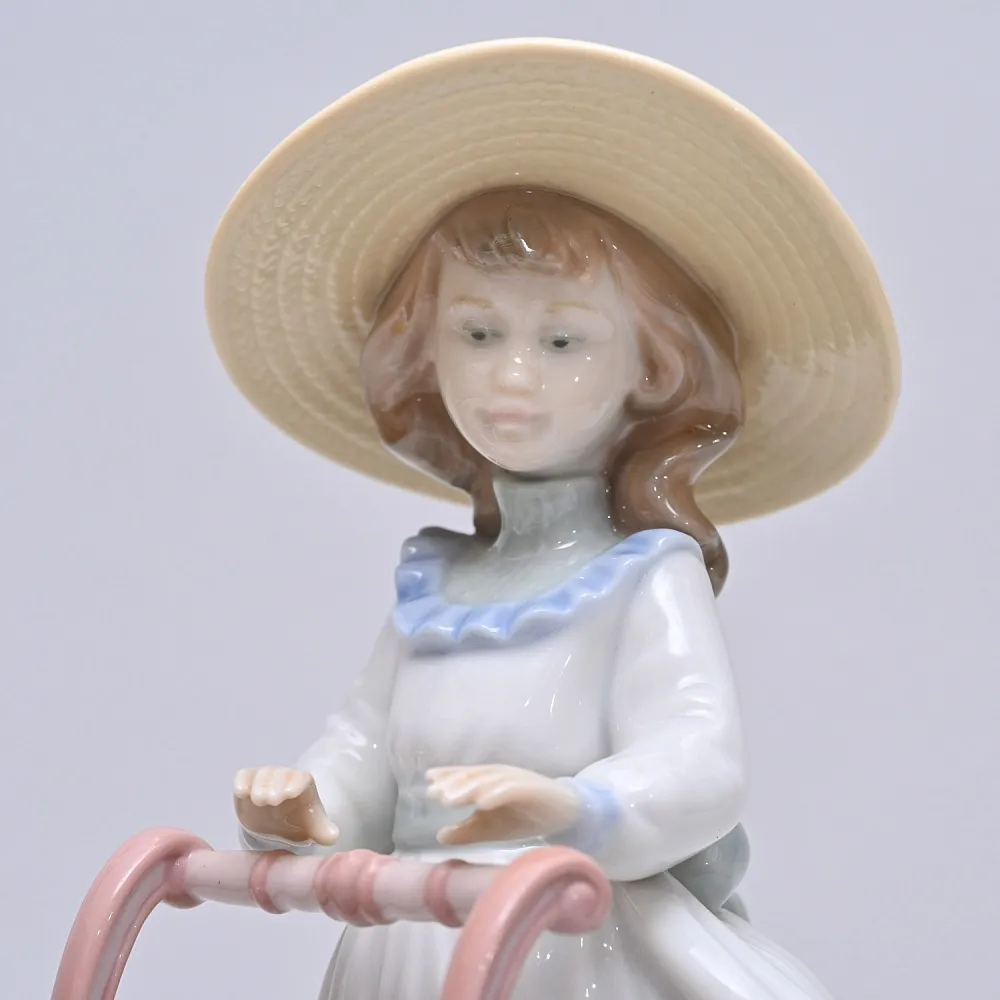 Авторская Фарфоровая статуэтка «Девочка с тележкой цветов и котятами», Lladro Испания.