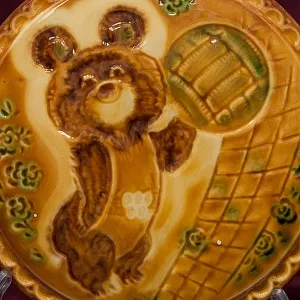 Редкость! Декоративная Плакетка «ОЛИМПИЙСКИЙ МИШКА - Волейбол»  ЗиК Конаково СССР -1980 год.