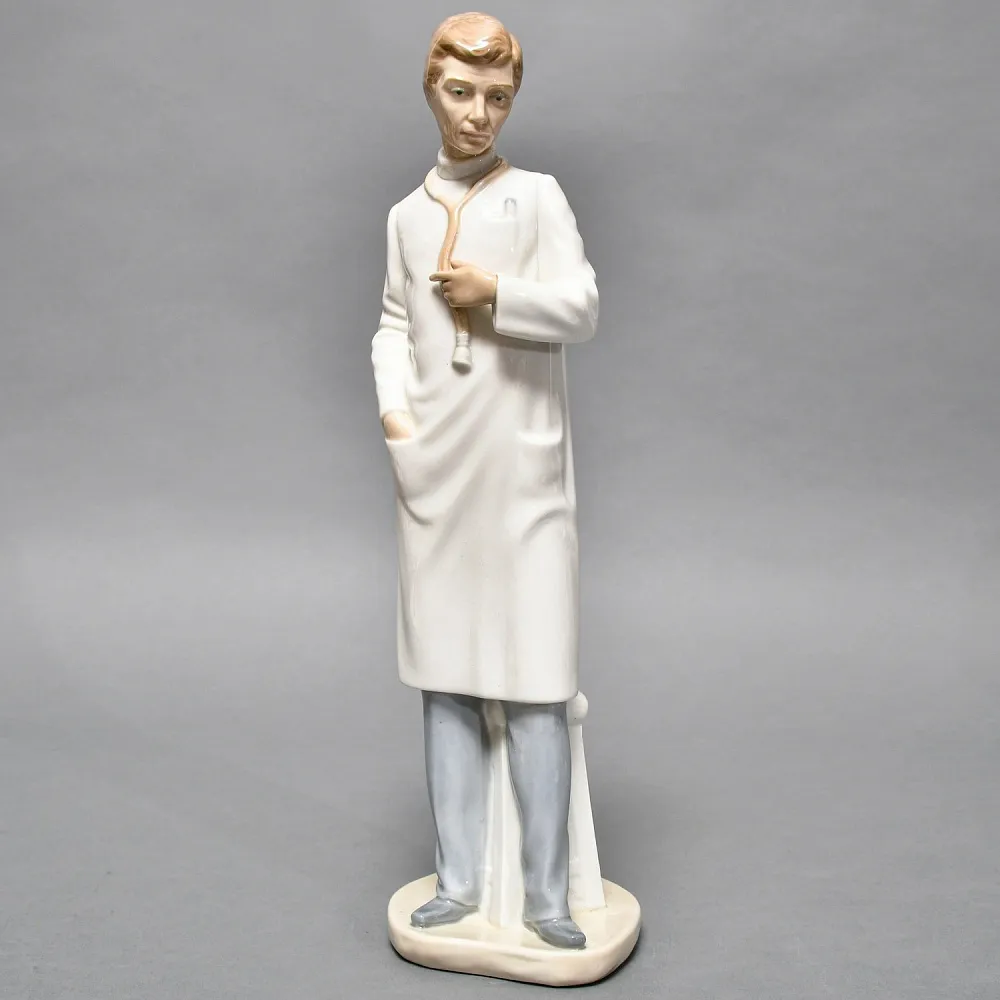 Коллекционная Фарфоровая статуэтка «Доктор. Мужчина Врач», NAO by Lladro Испания. 
