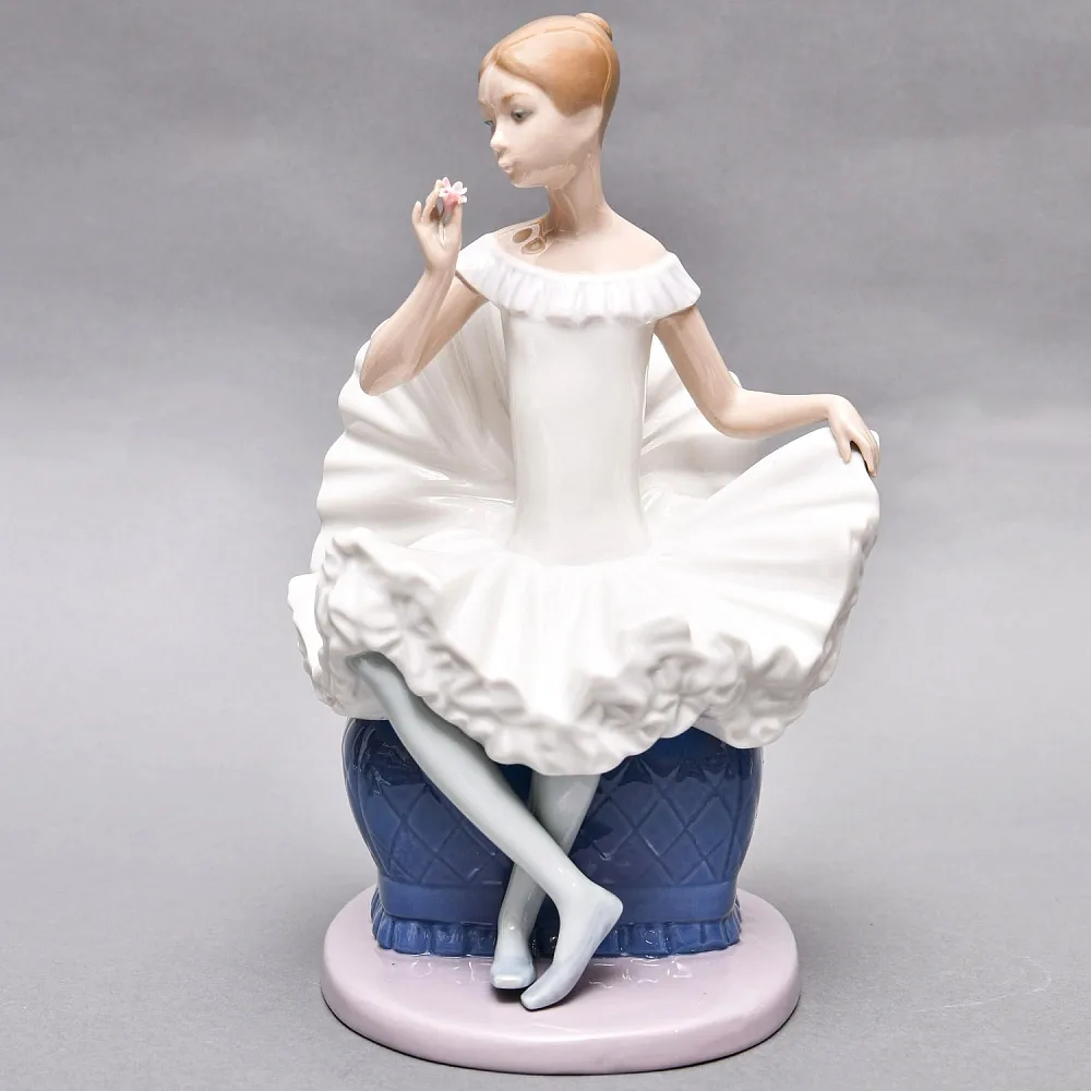 Коллекционная Фарфоровая статуэтка «Балерина в кресле с цветком», Nao by Lladro Испания.