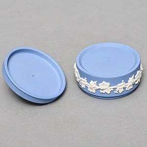 Шкатулка - Бонбоньерка «Виноградная лоза», фарфор ВЕДЖВУД / WEDGWOOD, Англия, вторая половина ХХ века.