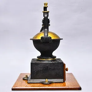 Большая Антикварная Чугунная Ручная Механическая Кофемолка - Мельница PEUGEOT, Франция начало ХХ века.