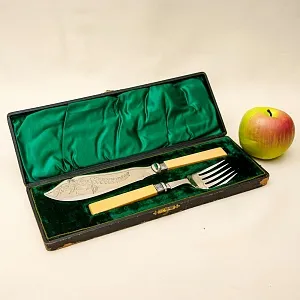 Антикварный Набор для подачи готовых блюд Нож + Вилка, Франция начало ХХ века.