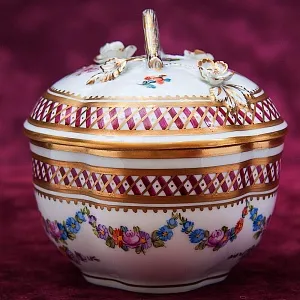 Редкость! Коллекционная Шкатулка-Бонбоньера «Грация» Фарфор SP Dresden Германия.