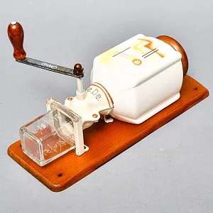 Редкая! Фарфоровая Настенная Ручная Механическая Кофемолка PeDe, Голландия.