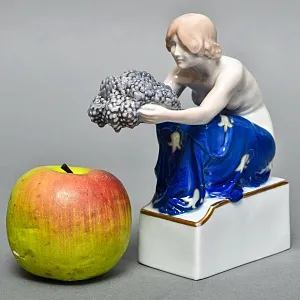 Антикварная Фарфоровая статуэтка «Девушка с виноградом», ROSENTHAL Германия, 1923 - 1933 годы. 