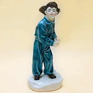 Коллекционная статуэтка «Мальчик со снежком», Фаянс ЗиК Конаково, СССР 50-е годы.