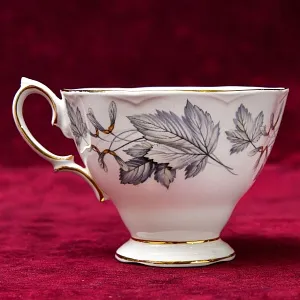 Коллекционная Фарфоровая Чайная пара «Cеребристый Клен», ROYAL ALBERT Англия, вторая половина ХХ века.