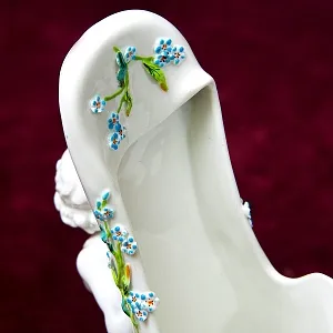 Антикварная Вазочка - Статуэтка «Путти с туфелькой», Фарфор SITZENDORF Германия 1880-1900 годы.