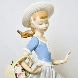 Авторская Фарфоровая Статуэтка «Девочка с цветами и cобака», Lladro Испания - 1974 год.