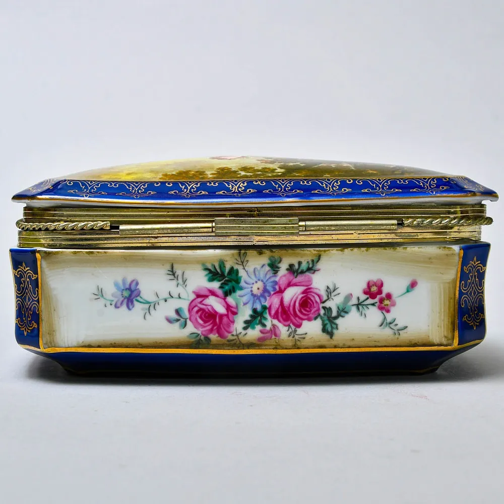 Винтажная Фарфоровая Шкатулка «Свидание в саду», Франция - первая половина ХХ века.