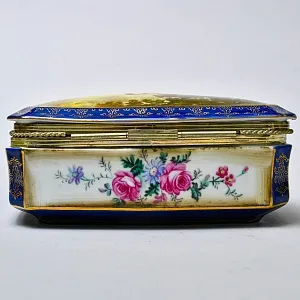 Винтажная Фарфоровая Шкатулка «Свидание в саду», Франция - первая половина ХХ века.