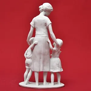 Коллекционная Фарфоровая Статуэтка «Мать и дети. Материнство», Kaiser Германия, 90-е годы ХХ века.