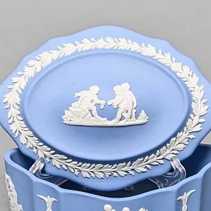 Шкатулка - Бонбоньерка «Мотив с Путти», фарфор ВЕДЖВУД / WEDGWOOD, Англия, вторая половина ХХ века.