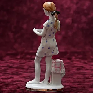 Коллекционная Фарфоровая Статуэтка «Юная помощница», ЛФЗ СССР - 1956 год.