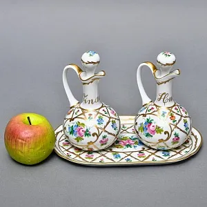 Винтажный Фарфоровый набор Два Соусника на подносе «Цветочная россыпь», Limoges Франция.
