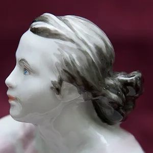 Коллекционная Фарфоровая Статуэтка «На отдыхе - девушка с букетом», ЛФЗ СССР -1963 г