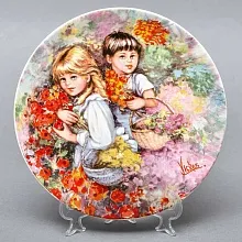 Коллекционная Фарфоровая тарелка «Детство. Наш сад», Wedgwood Англия - 1983 год. 
