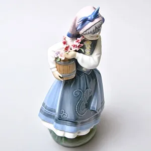 Коллекционная Фарфоровая статуэтка «Голландская Девочка с с цветами», Lladro Испания -1983 год..