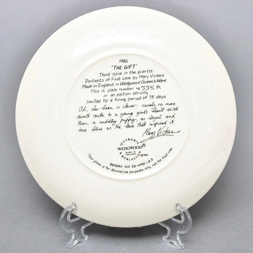 Коллекционная Фарфоровая тарелка «Девушка с щенком», Wedgwood Англия - 1987 год. 