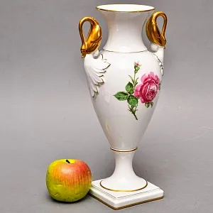 Ваза с ручками в виде позолоченных Лебедей «РОЗА», Фарфор KAISER Германия, 1958 - 1960 годы.