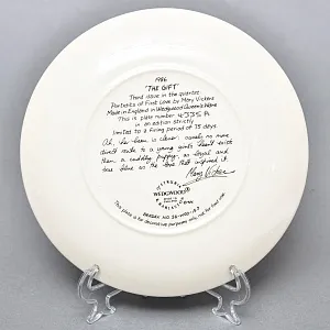 Коллекционная Фарфоровая тарелка «Девушка с щенком», Wedgwood Англия - 1987 год. 