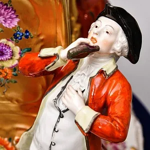 Антикварная Фарфоровая статуэтка «Дама в золотом портшезе», Carl Thieme Германия, 1864 - 1888 годы. 