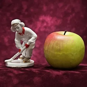 Коллекционная Фарфоровая статуэтка «Юный хоккеист», ЛЗФИ СССР, 1956 - 1967 годы. 