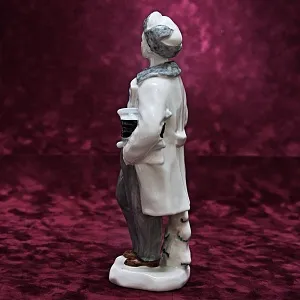 Коллекционная Авторская Фарфоровая статуэтка «Мальчик с коньками», ЛФЗ СССР 1958 год.