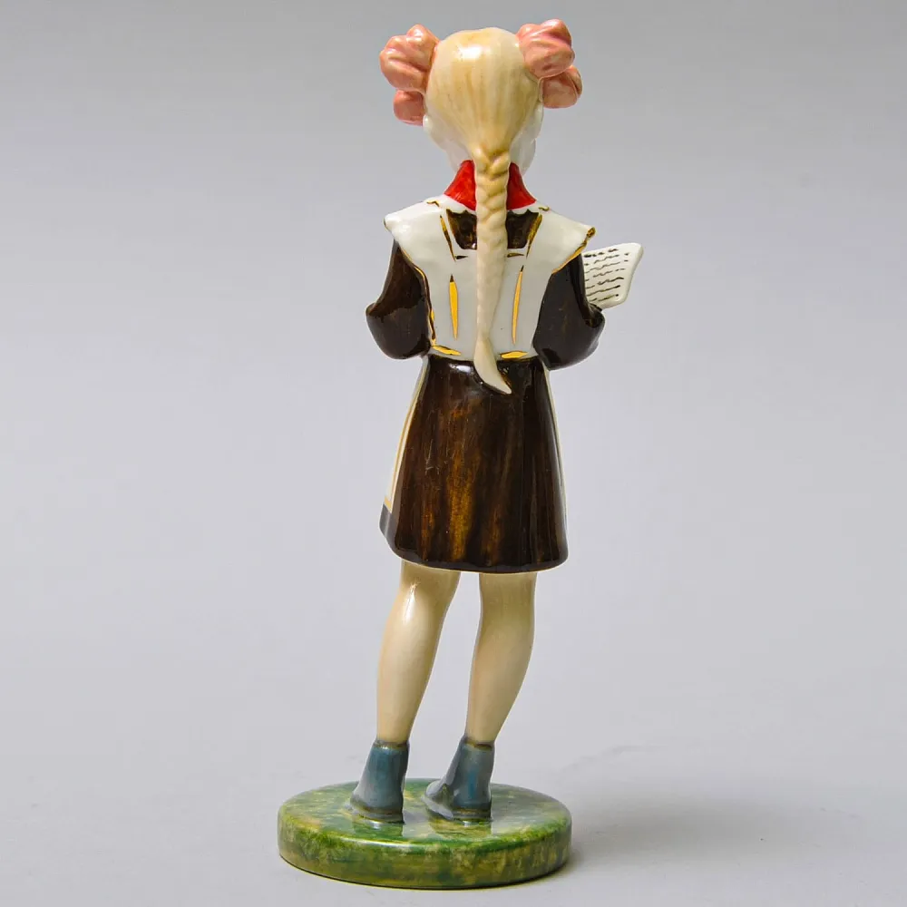 Авторская Коллекционная Фарфоровая Статуэтка «Школьница - Пионерка с учебником», Россия.