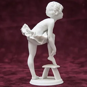 Коллекционная Статуэтка «Маленькая балерина», бисквитный фарфор Kaiser, Германия -1979 год.