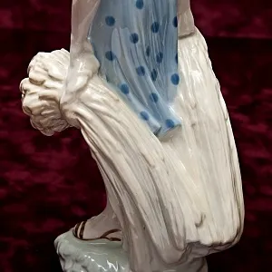 Редкость!!!  Фарфоровая Статуэтка «Девушка со снопами» Рижский ФЗ - CCCР -1956 год.