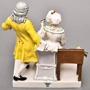 Антикварная Фарфоровая статуэтка «Галантная сцена у клавесина», Ernst Bohne Sohne Германия, 1901 - 1920 годы. 