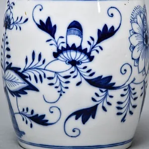 Антикварная Фарфоровая бисквитница - конфетница «Синий лук», Bremer & Liebmann Германия.