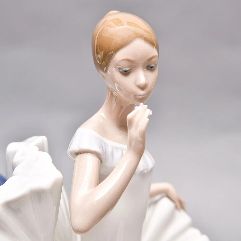 Коллекционная Фарфоровая статуэтка «Балерина в кресле с цветком», Nao by Lladro Испания.