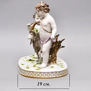  Антикварная статуэтка «Путти с козлом и виноградом», Фарфор Karl Thime Dresden, Германия.