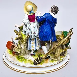 Антикварная Фарфоровая статуэтка «Влюбленная пара. Прятки у колодца», VOLKSTEDTER Германия.