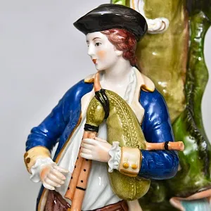 Коллекционная Фарфоровая статуэтка «Игра на волынке», SITZENDORF Германия.