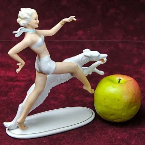 Коллекционная Фарфоровая статуэтка «Девушка с собакой. Бегущие», Schau Bach Kunst Германия - 1953 год.